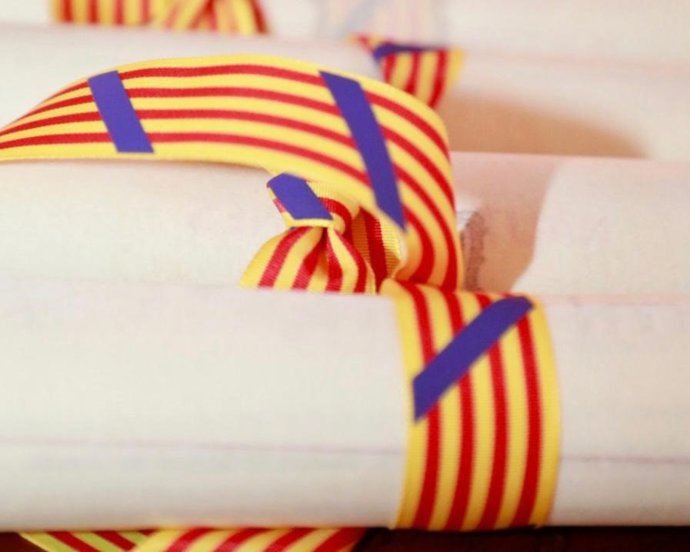 Foto de archivo de un diploma.