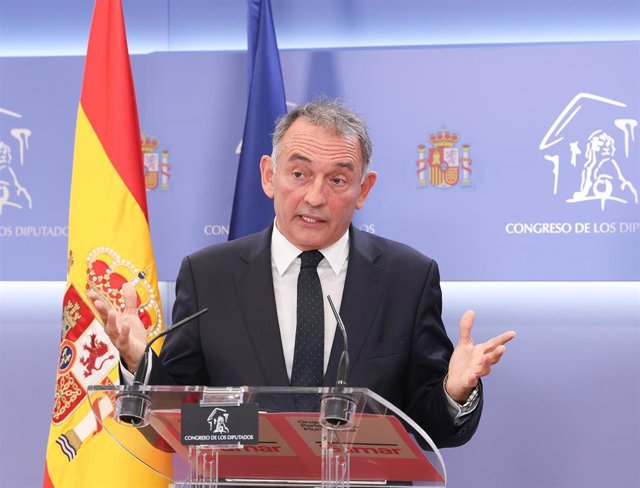 El portavoz de Izquierda Unida en el Congreso y diputado por Sumar, Enrique Santiago, ofrece una rueda de prensa para presentar una iniciativa parlamentaria, en el Congreso de los Diputados, a 26 de octubre de 2023, en Madrid (España). 