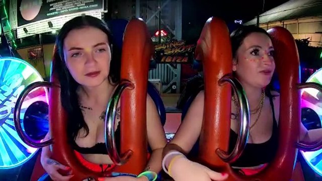 Estas divertidísimas imágenes captan la icónica reacción de dos hermanas al montar en un tirachinas en Ibiza, en la que ambas se desmayan en el aire
