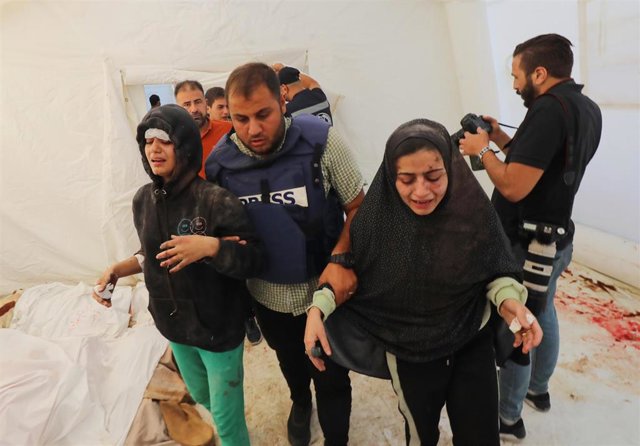 Familiares del periodista de Al Yazira Wael al Dahdú lloran ante los cuerpos de sus tres hijos murtos junto con su esposa en un ataque israelí.