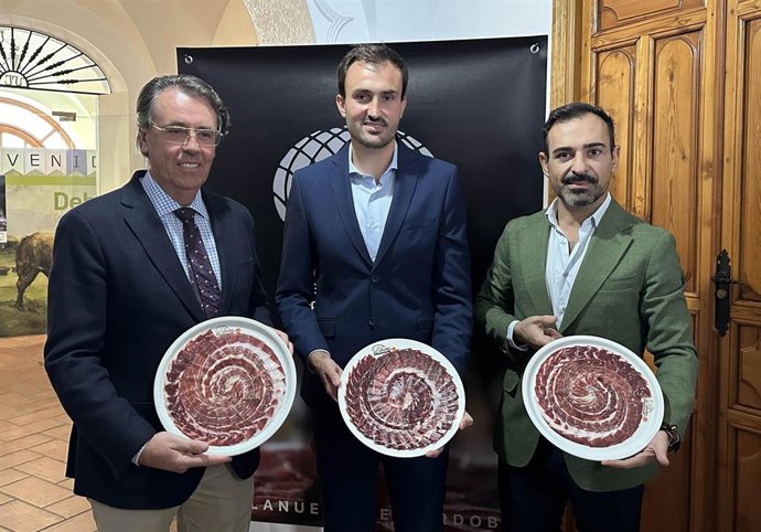 El vicepresidente tercero de la Diputación de Córdoba y presidente del Instituto Provincial de Desarrollo Económico (Iprodeco), Félix Romero (dcha.), en la presentación de la Feria del Jamón de Bellota 100% Ibérico de Los Pedroches.