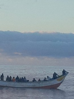 Salvamento Marítimo ha rescatado hoy jueves un cayuco en el que viajaban 23 personas de origen subsahariano, dos de ellas menores, con rumbo al archipiélago canario procedente de algún punto de las costas del continente africano.