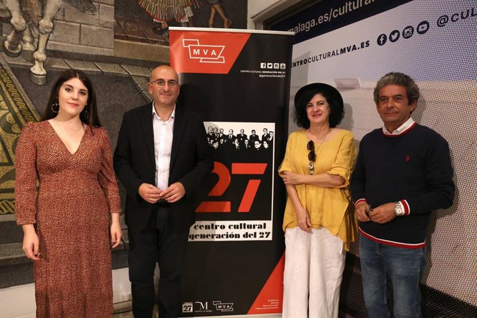 El vicepresidente de Cultura de Diputación, Manuel López Mestanza, junto a miembros del jurado, presidido por el poeta Carlos Marzal y compuesto por las también poetas Aurora Luque y Estefanía Cabello y otros.