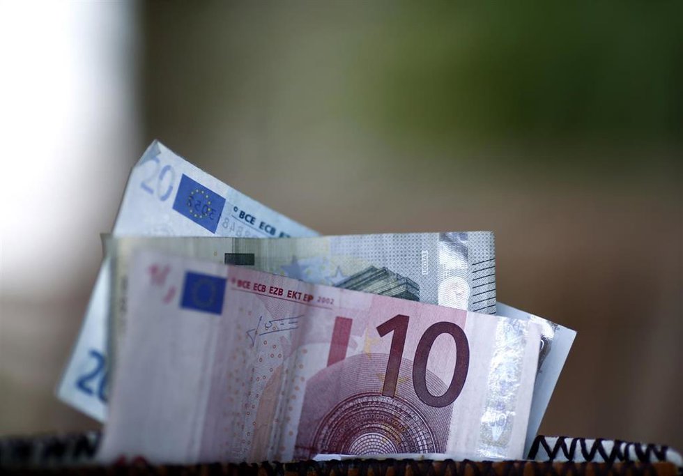 Archivo - Billetes, monedas, euros, euro, dinero