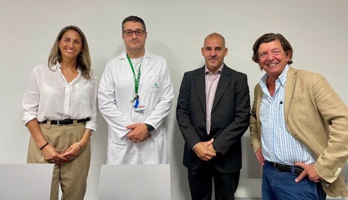 De izquierda a derecha, Lauira Liev (Roche Farma España), Juan Enrique Martínez de la Plata, presidente de la FAFH-SAFH, José María Gómez Andaluz (Roche Farma España) y José Carlos Méndez (Roche Farma España).