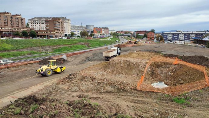 Obras en la entrada a Oviedo por la A-66. Obras de la margen derecha de la autovía, pasarela peatonal y parque lineal.