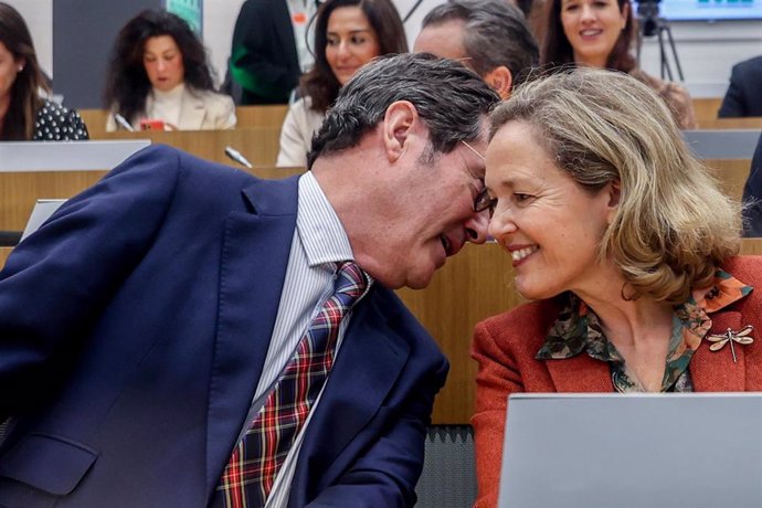 Archivo - El presidente de la CEOE, Antonio Garamendi, y la vicepresidenta primera y ministra de Asuntos Económicos y Transformación Digital en funciones, Nadia Calviño, en una imagen de archivo