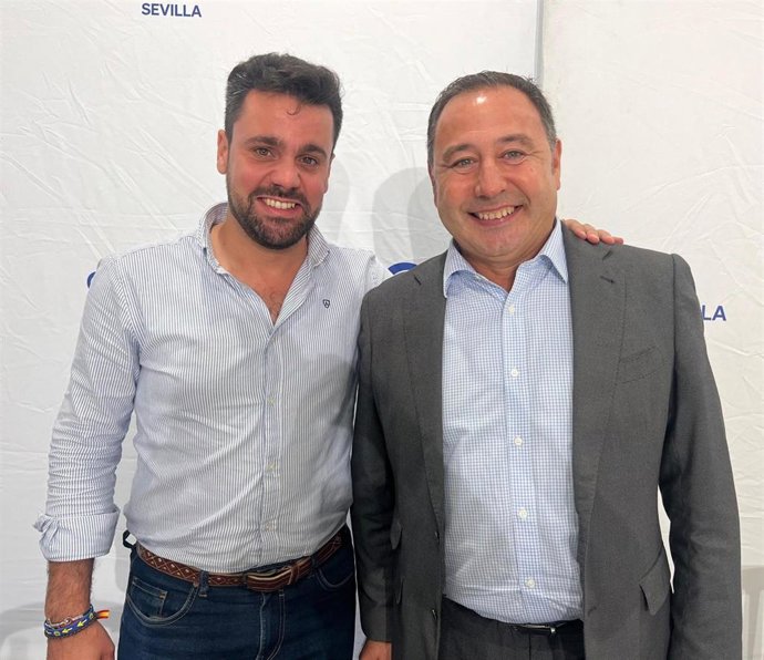 De izquierda a derecha, el secretario general del PP de Sevilla y parlamentario andaluz, José Ricardo García, y el presidente del PP de Sevilla, Ricardo Sánchez.