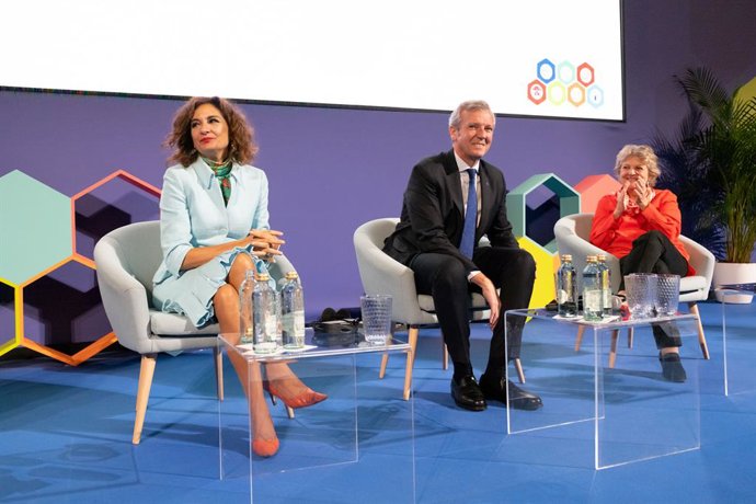 (I-D) La ministra de Hacienda y Función Pública en funciones, María Jesús Montero, junto al presidente de la Xunta de Galicia, Alfonso Rueda y a la comisaria europea de Políticas de Cohesión y Reformas, Elisa Ferreira, durante la inauguración del Evento