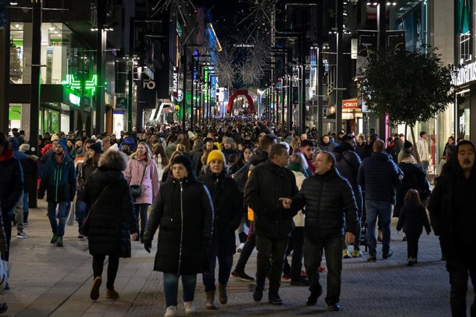 Archivo - Numerosas personas pasean por las calles en Navidad
