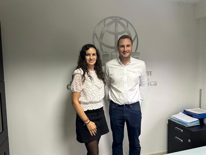 Adrián Pumares con Montserrat Fernández, Coordinadora del Defensor del Profesor de ANPE.