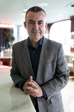 Archivo - El escritor Lorenzo Silva durante una entrevista con Europa Press, en el Hotel de las Letras, a 11 de mayo de 2022, en Madrid (España). Silva presenta su libro de relatos bélicos 'Nadie por delante'. Se trata de un conjunto de relatos de ficci