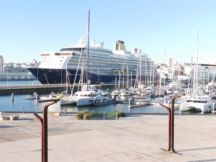 Archivo - Crucero en el puerto de A Coruña.