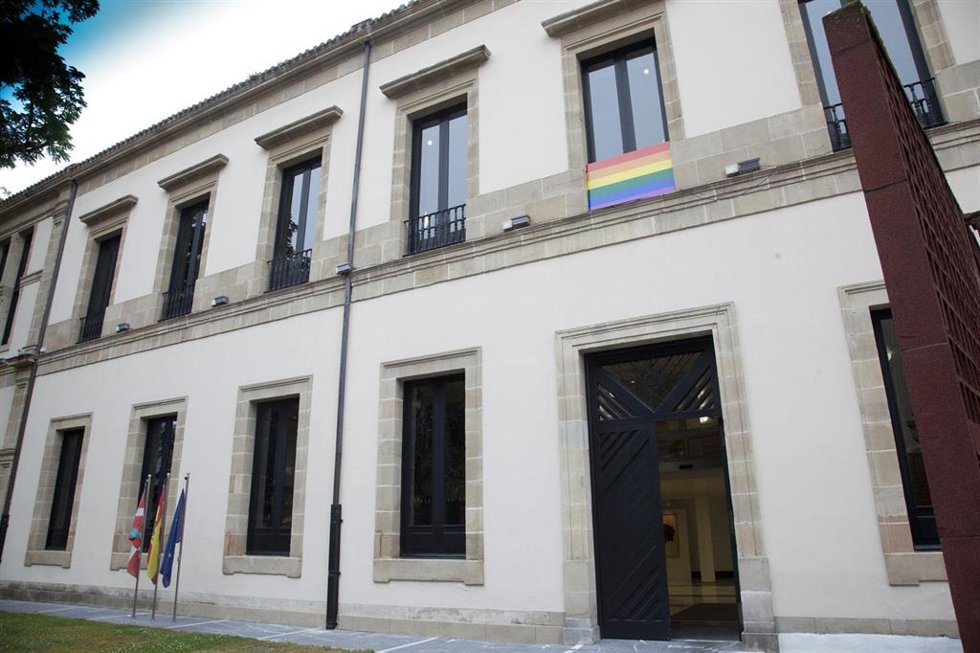 El Parlamento Vasco se suma a los actos convocados con motivo del Día Internacional Contra la LGTBIfobia