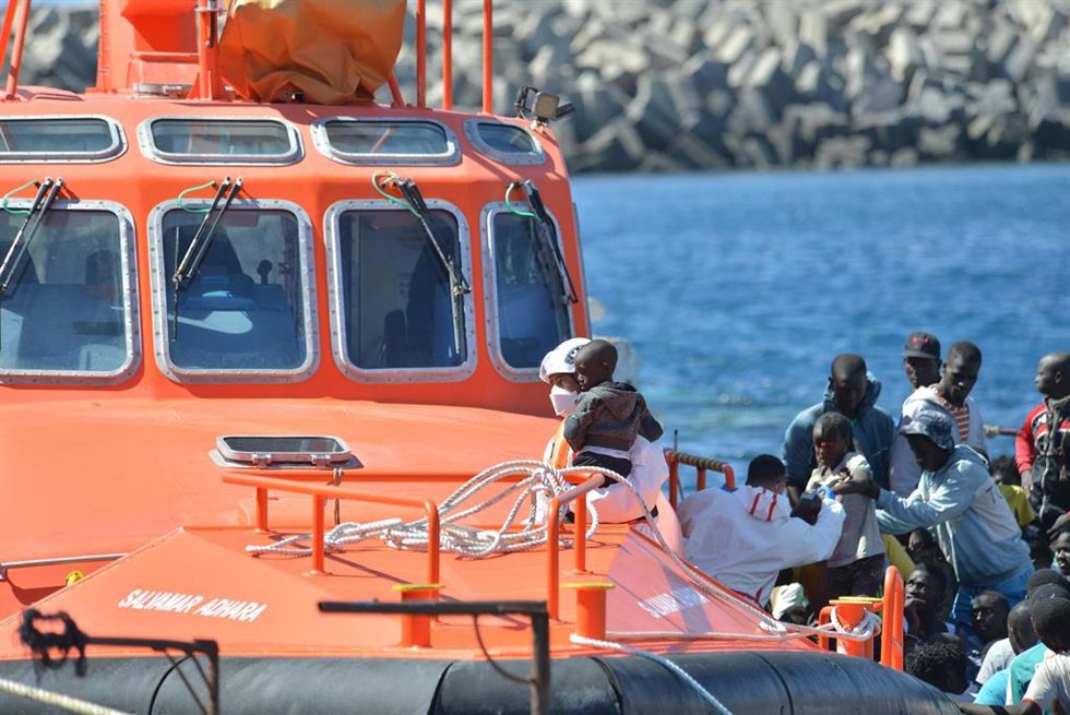 Llegada de la patera al muelle de La Restinga, a 21 de octubre de 2023,