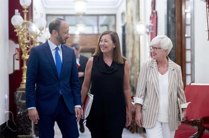 Los socialistas Alfonso Rodríguez Gómez de Celis e Isaura Leal,  escoltando a la presidenta del Congreso, Francina Armengol, a su llegada a una reunión de la Mesa del Congreso