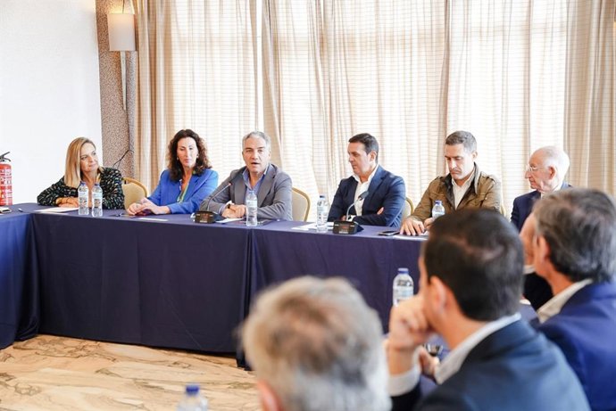 El coordinador general del PP, Elías Bendodo, asiste a una reunión con cargos de su partido en Almería.