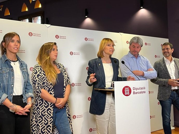 La presidenta de la Diputación de Barcelona, Llusa Moret, junto al equipo de gobierno, en rueda de prensa.
