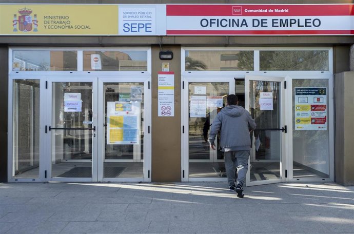 Archivo - Un hombre entra en la Oficina de Empleo de Moratalaz, a 27 de enero de 2022, en Moratalaz, Madrid (España). 