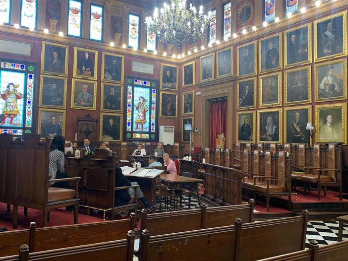 La bancada de la oposición vacía en el pleno del Ayuntamiento de Palma