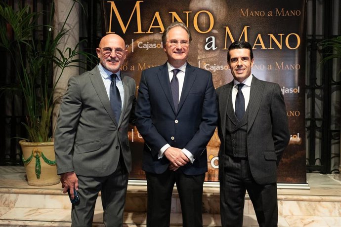 El seleccionado Luis de la Fuente, el periodista José Enrique Moreno y el torero Emilio de Justo, en la Fundación Cajasol en Sevilla.