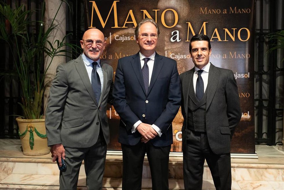 El seleccionado Luis de la Fuente, el periodista José Enrique Moreno y el torero Emilio de Justo, en la Fundación Cajasol en Sevilla.