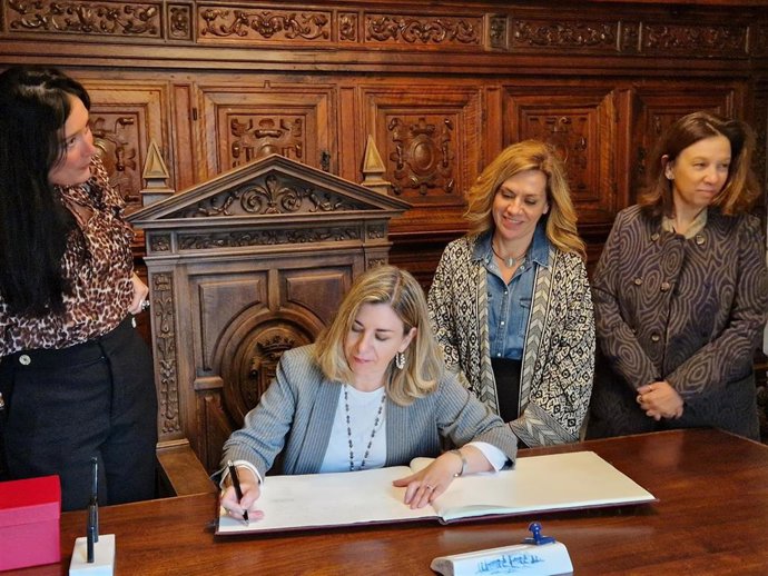 La consejera de Educación del Gobierno de Aragón, Claudia Pérez Forniés, en el Ayuntamiento de Huesca.