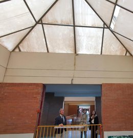 El delegado territorial de Educación de la Junta, Miguel Ángel Aráuz, en el IES Gonzalo Nazareno de Dos Hermanas, en Sevilla.