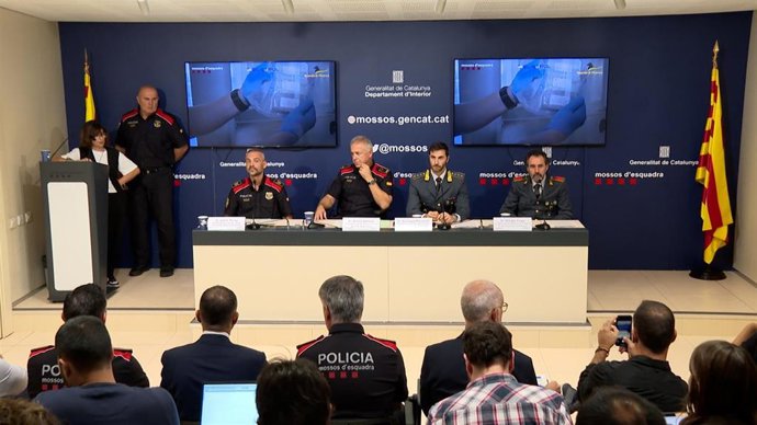 Rueda de prensa de los Mossos Antoni Salleras y José Merino, y el capitano Giuseppe Macaluso y el luogotenente Giorgio Targa de la Guardia di Finanza italiana.