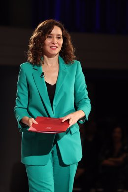 La presidenta de la Comunidad de Madrid, Isabel Díaz Ayuso, durante la inauguración del II Foro Económico Oklíderes, en el hotel The Westin Palace, a 26 de octubre de 2023, en Madrid (España). 