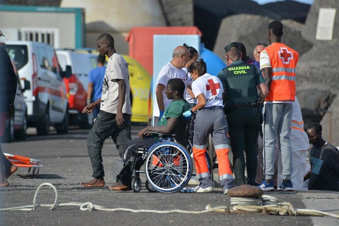 El Gobierno traslada desde Canarias a Almería a un contingente de 321 migrantes