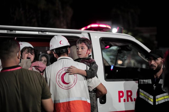 Varios niños palestinos son trasladados a un hospital en medio de los ataques de Israel sobre la Franja de Gaza.