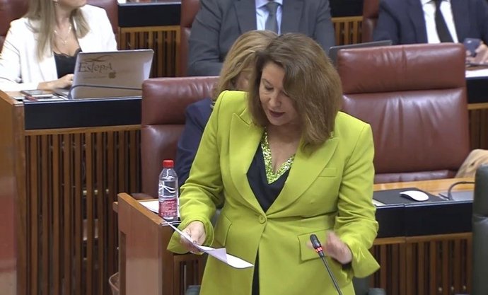 La consejera de Agricultura, Pesca, Agua y Desarrollo Rural, Carmen Crespo, durante la sesión de este jueves en el Parlamento de Andalucía.