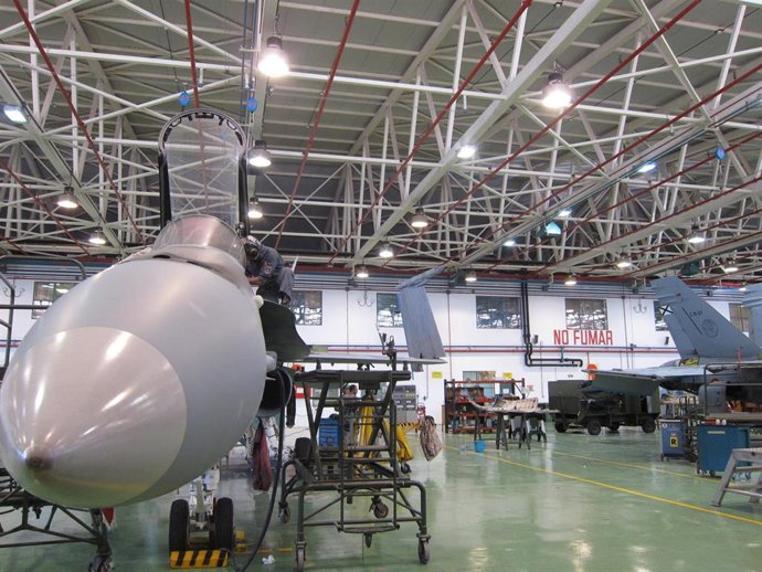 Archivo - Zona de mantenimiento de los caza F-18 del Ala 15 en la Base Aérea de Zaragoza