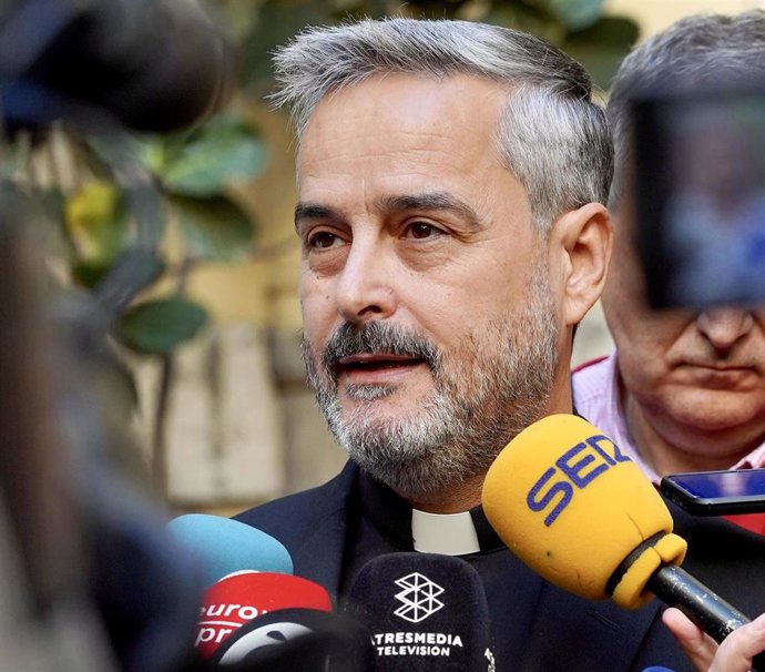 El director de la Oficina de Protección al Menor de la Archidiócesis de Valencia, Daniel Juan, ante los medios de comunicación para hablar del contenido del Protocolo de Prevención y Actuación en casos de abusos sexuales elaborado por el Arzobispado.