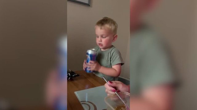 Reacción de un niño de dos años al probar la cerveza por primera vez
