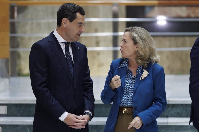 La ministra de Asuntos Económicos y Transformación Digital en funciones, Nadia Calviño (d), y el presidente de la Junta de Andalucía, Juanma Moreno (i)