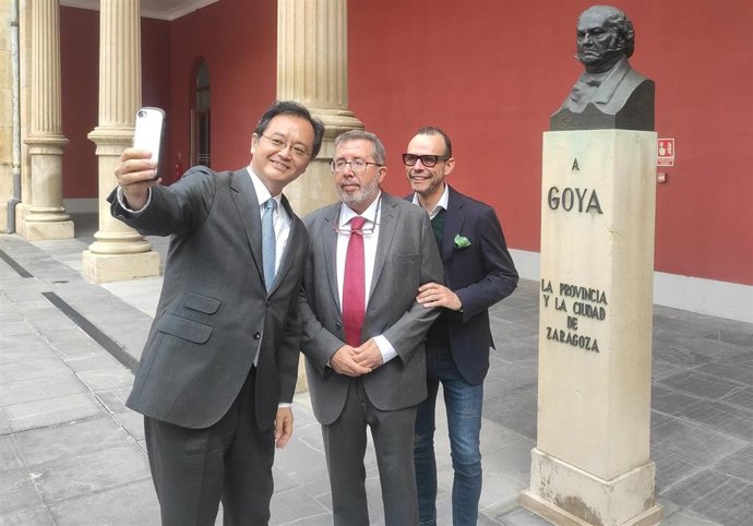 El embajador de Japón en Madrid, Takahiro Nakame, se hace un 'selfie' junto al busto de Goya del patio del Museo de Zaragoza, acompañado del director del museo, Isidro Aguilera, y el director general de Cultura del Gobierno de Aragón, Pedro Olloqui.