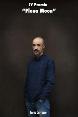 El escritor Jesús Carrasco recibe el IV Premio Plena Moon de Cáceres