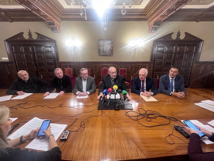 Firma del convenio entre la Diputación Provincial de Teruel, el Obispado de Teruel y Albarracín y la Fundación Ibercaja para actuar en 25 iglesias y ermitas de la diócesis.