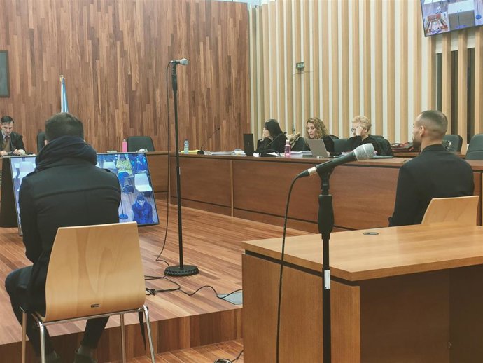 Los dos hombres acusados de haber propinado una paliza a dos chicos en Vigo, en la madrugada del 30 de enero de 2022, durante la sesión del juicio en la sección quinta de la Audiencia Provicial de Pontevedra.