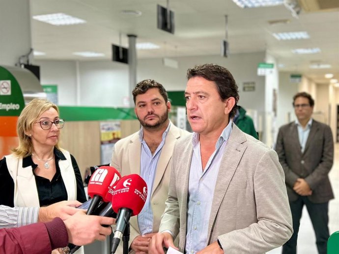 El delegado territorial de Empleo, Empresa y Trabajo Autónomo, Daniel Sánchez Román, en la oficina del Servicio Andaluz de Empleo (SAE) de Arcos de la Frontera.