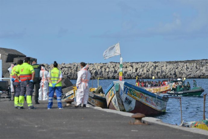 Migrantes llegan a bordo de un cayuco al puerto de La Restinga, en la isla canaria de El Hierro.