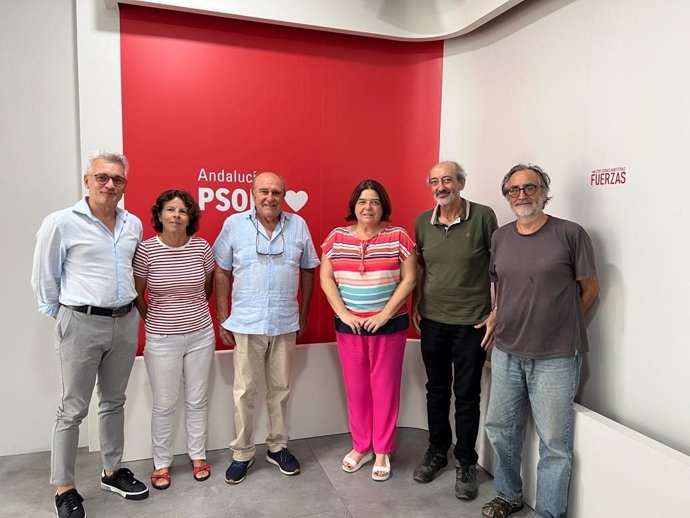 Los activistas en la sede del PSOE