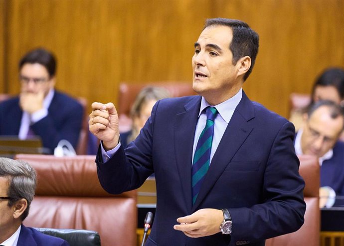 El consejero de Justicia, Administración Local y Función Pública, José Antonio Nieto, en el Parlamento.