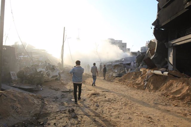 Un grupo de personas busca entre los escombros a víctimas en la Franja de Gaza