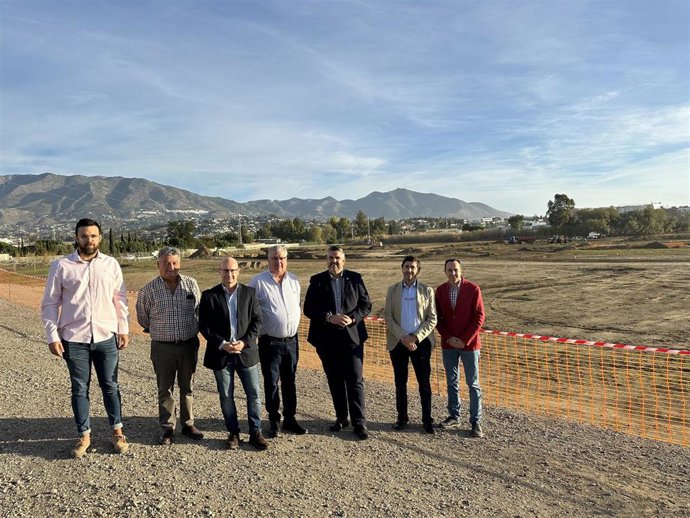 El alcalde del municipio malagueño de Mijas, Josele González, y el primer teniente alcalde y concejal de Infraestructuras y Obras, José Carlos Martín, en una visita a los trabajos en el gran parque de la localidad