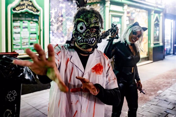 Archivo - Varias personas disfrazadas durante la noche de Halloween, en una fotografía de archivo