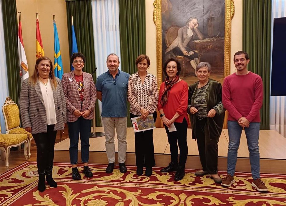 La alcaldesa de Gijón, Carmen Moriyón (Foro) y  la presidenta de la asociación Derecho a Morir Dignamente, Fernanda del Castillo (en el centro), acompañadas de representantes de la entidad y concejales municipales.