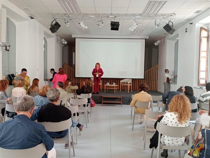 La secretaria general de la FAMP, Teresa Muela Tudela, en la coordinación de la sesión de trabajo del Laboratorio de Innovación FAMP por la Economía del Cuidado.